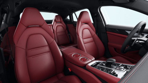 포르쉐_Panamera_2023년형_color_int_Two-tone leather interior in Black and Bordeaux Red, smooth-finish leather.jpg