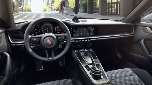 포르쉐_911_2024년형_카레라 가솔린 3.0_911 Carrera Coupe_color_int_Note i.c.w. seat ventilation seat centers and door panles in leather.jpg